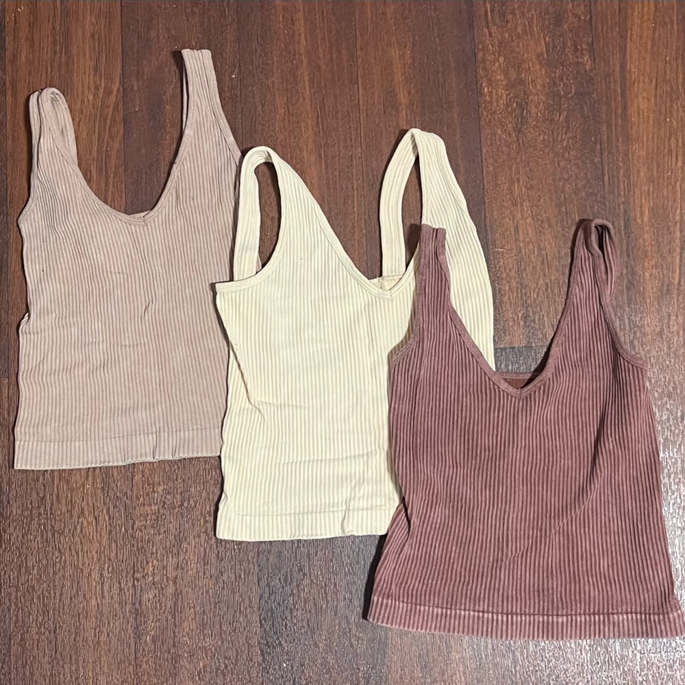 Aura 3 Pc S/M V Neck Tanks
